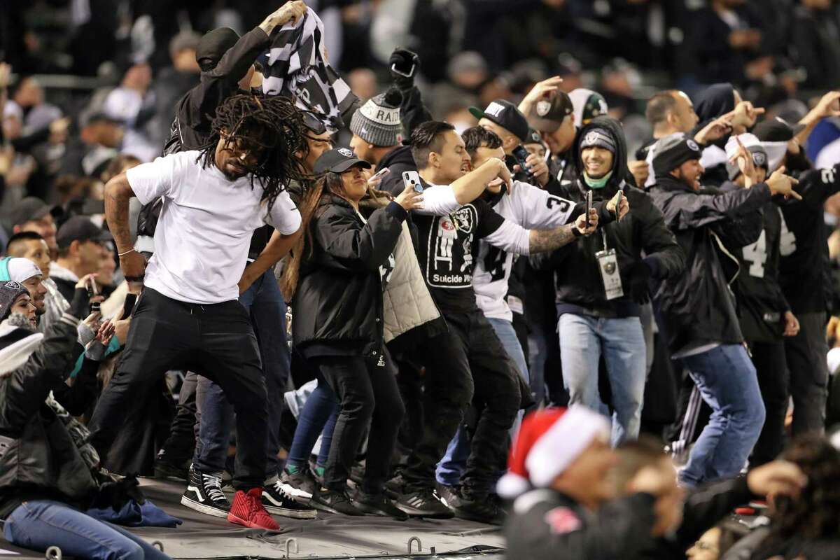 Raiders fans revel in team's return to LA Coliseum