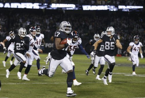 Oakland Raiders wide receiver Dwayne Harris (17), left, is