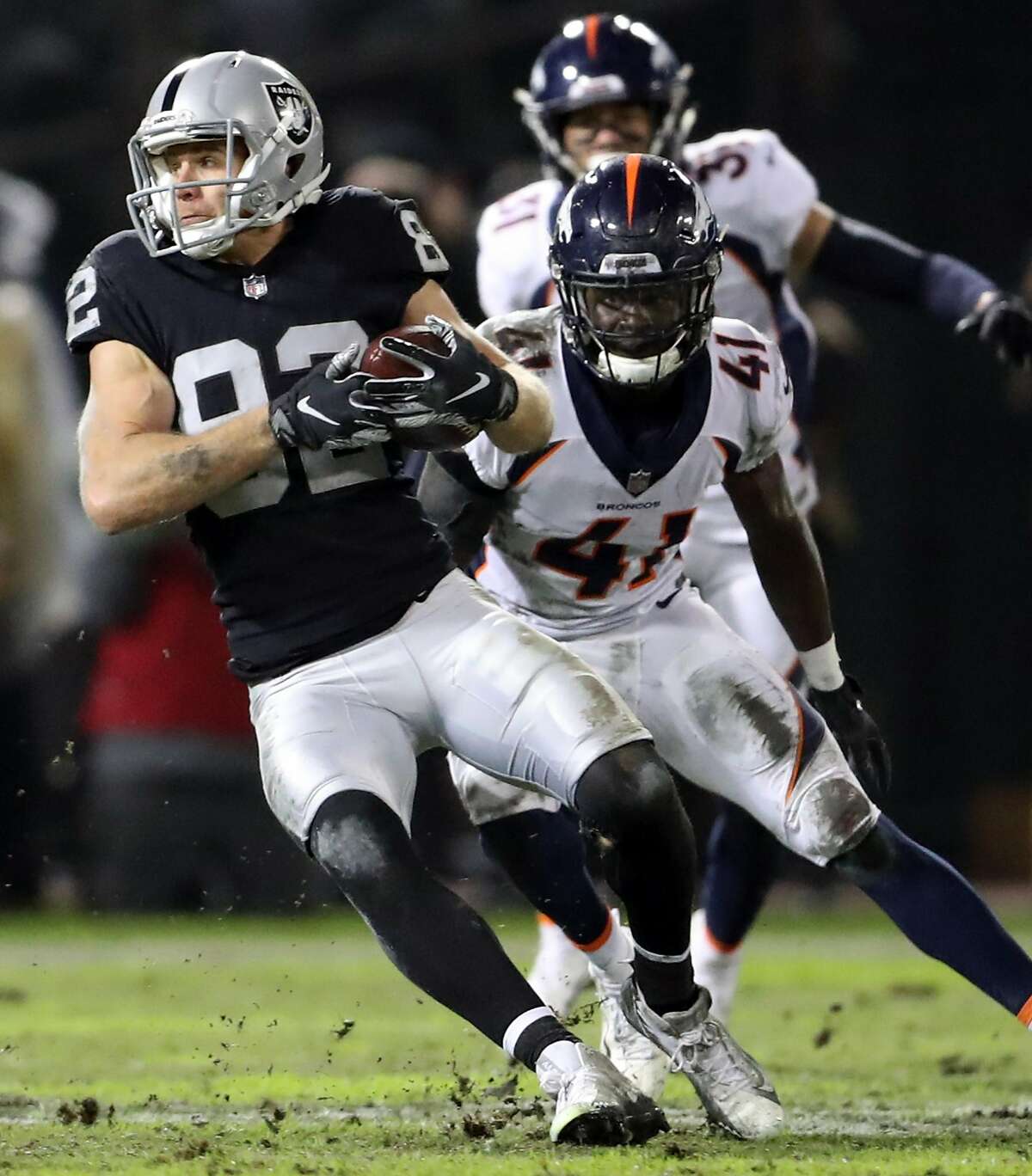 Raiders win possible final game in Oakland 27-14 vs. Broncos