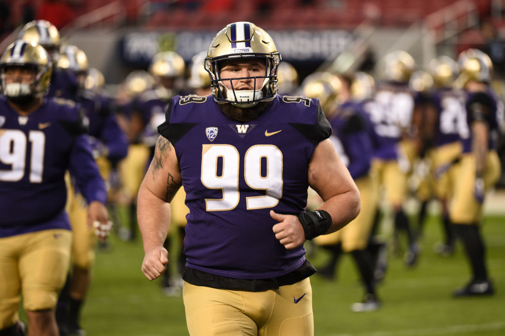 Jake Browning's scrambling loft beats outstretched LB's arms for 20-yard  gain