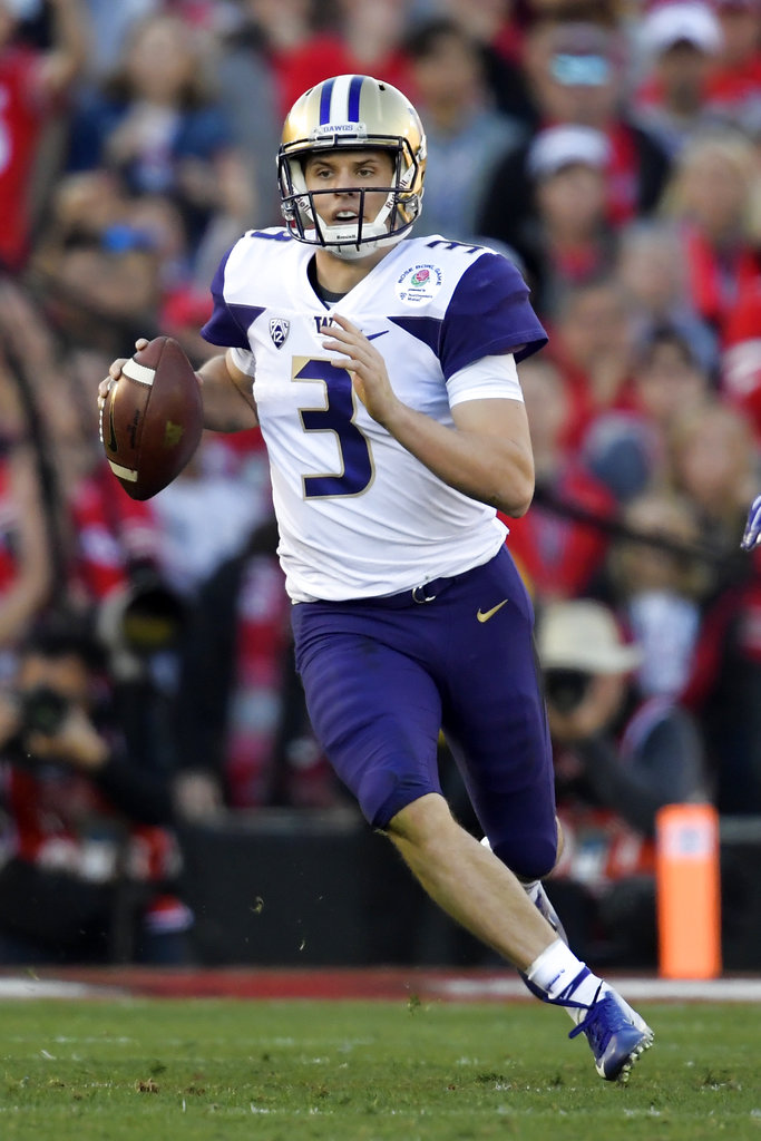 Jake Browning's scrambling loft beats outstretched LB's arms for 20-yard  gain