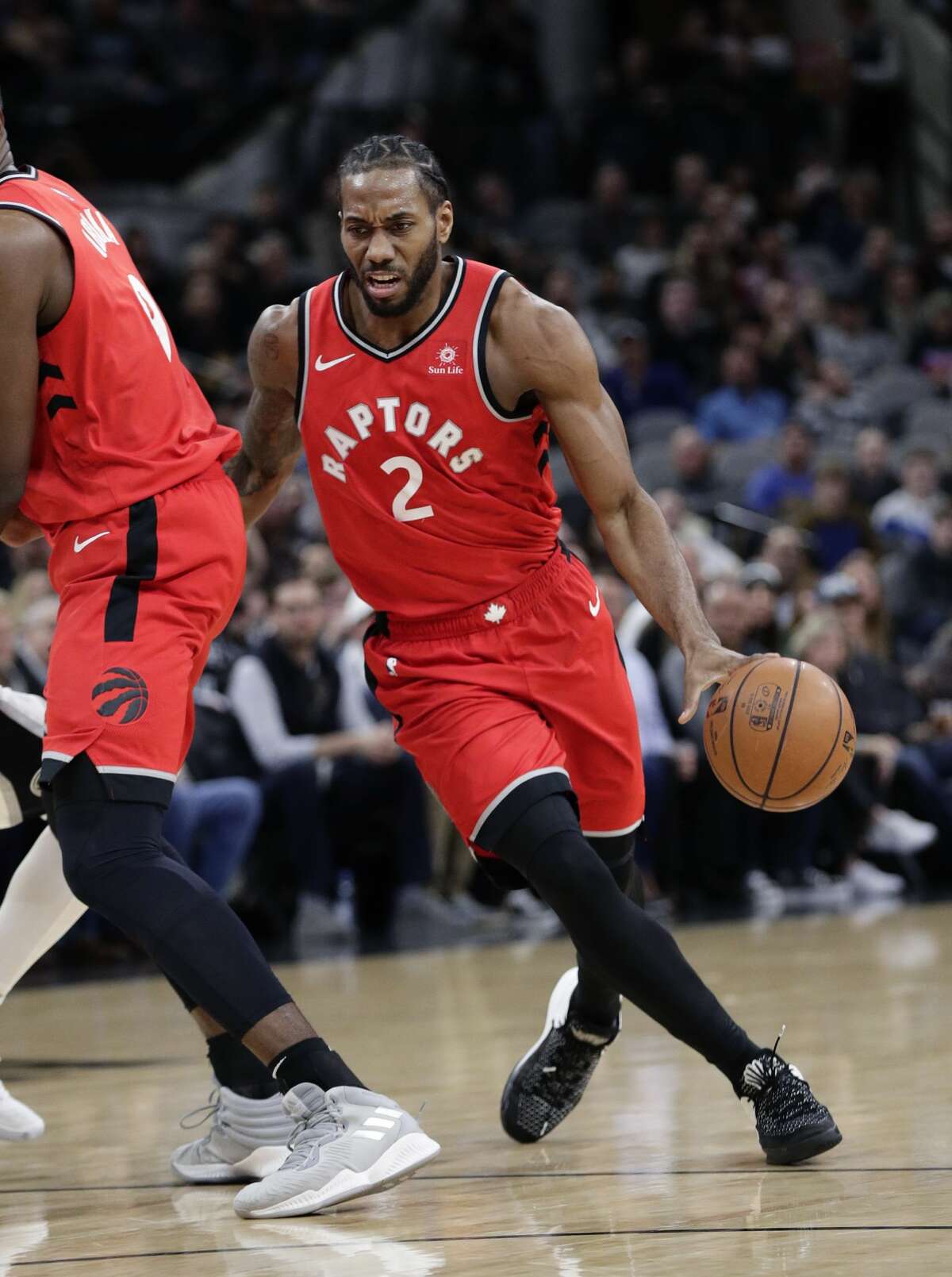 Photos show how Kawhi Leonard reacted to Spurs fans' rude reception