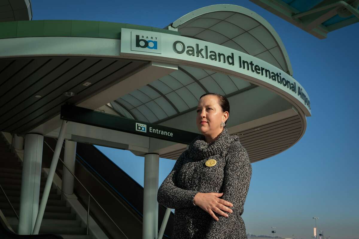 这是2018年12月7日星期五，来自核桃溪的蒂芙尼·米勒在加州奥克兰国际机场附近拍照。米勒正在争取将奥克兰国际机场改名为Maggie Gee国际机场，Maggie Gee是以二战中中国女空军飞行员的名字命名的。米勒说:“我意识到女性在公共领域的代表性是多么的少。“长期以来，女性和有色人种的贡献被掩盖了。”