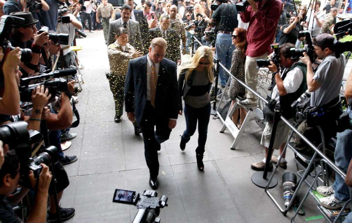 BEVERLY HILLS, CA - JULY 20: Actress Lindsay Lohan arrives at the Beverly Hills Courthouse to surrender to serve her 90 day jail sentence on July 20, 2010 in Beverly Hills, California. Lindsay Lohan was found in violation of her probation for the August 2007 no-contest plea to drug and alcohol charges stemming from two separate traffic accidents. (Photo by David McNew/Getty Images) *** Local Caption *** Lindsay Lohan