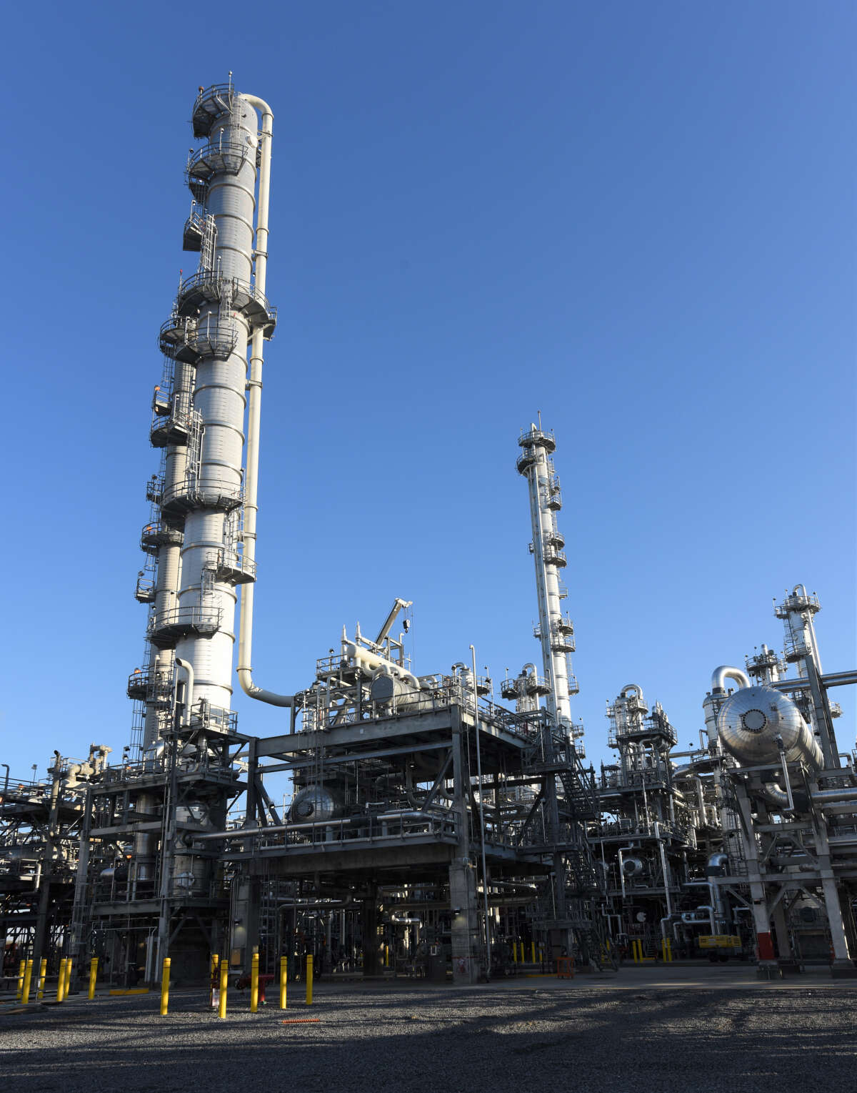 Shell starts up big, new Gulf Coast petrochemical unit