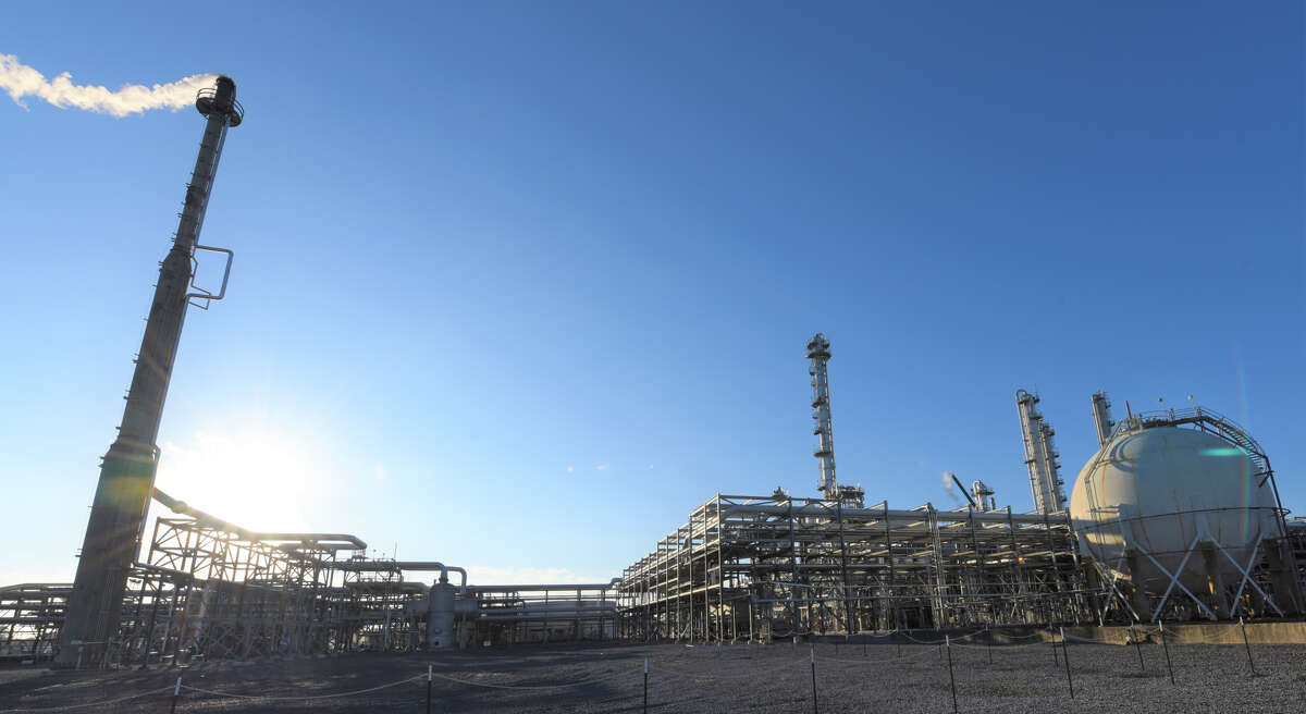 Shell has started production at its newly-expanded alpha olefins unit at its petrochemical complex in Geismar, Louisiana.