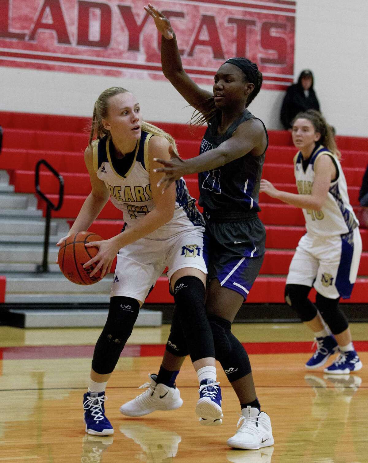 Willis forward De’Janae Gilmore, right, was named District 20-5A’s Defensive Player of the Year.