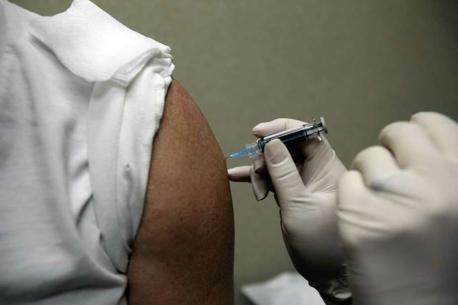 Metro Health is offering free flu vaccinations at two San Antonio clinics. Photo: San Antonio Express-News File Photo / ©2013 San Antonio Express-News