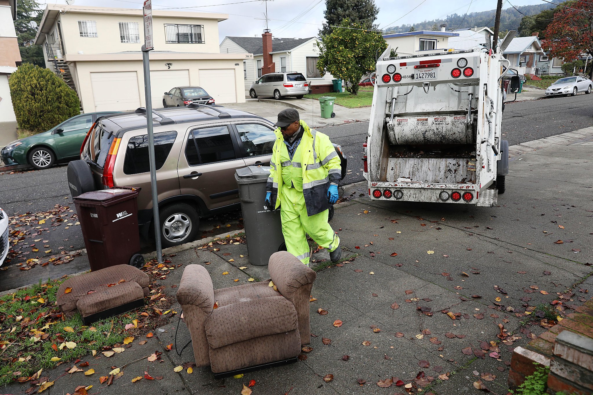 Oakland’s streets are getting trashier, but new program sees early success