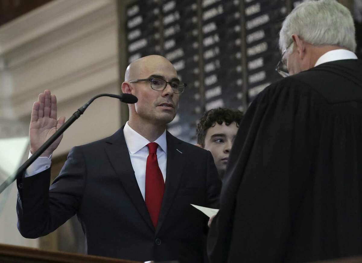 Texas House Speaker Dennis Bonnen, left, is sworn in by U.S. District Judge John Rainey during the opening session of the Texas House of Representatives, on Tuesday, Jan. 8, 2019, in Austin, TX.