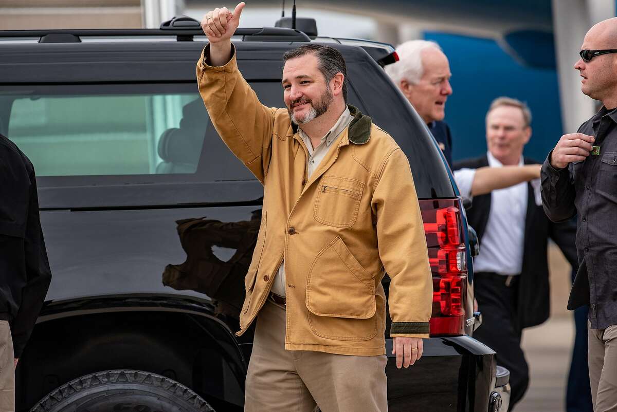 Senator Ted Cruz, a Republican from Texas, gestures while arriving at McAllen-Miller International Airport in McAllen, Texas, U.S., on Thursday, Jan. 10, 2019. President Donald Trump's decision to bid "bye bye" to House Speaker Nancy Pelosi and storm out of a White House meeting brought relations between the president and Democrats to a new low just as the impact of the nearly three-week government shutdown was set to intensify. Photographer: Sergio Flores/Bloomberg