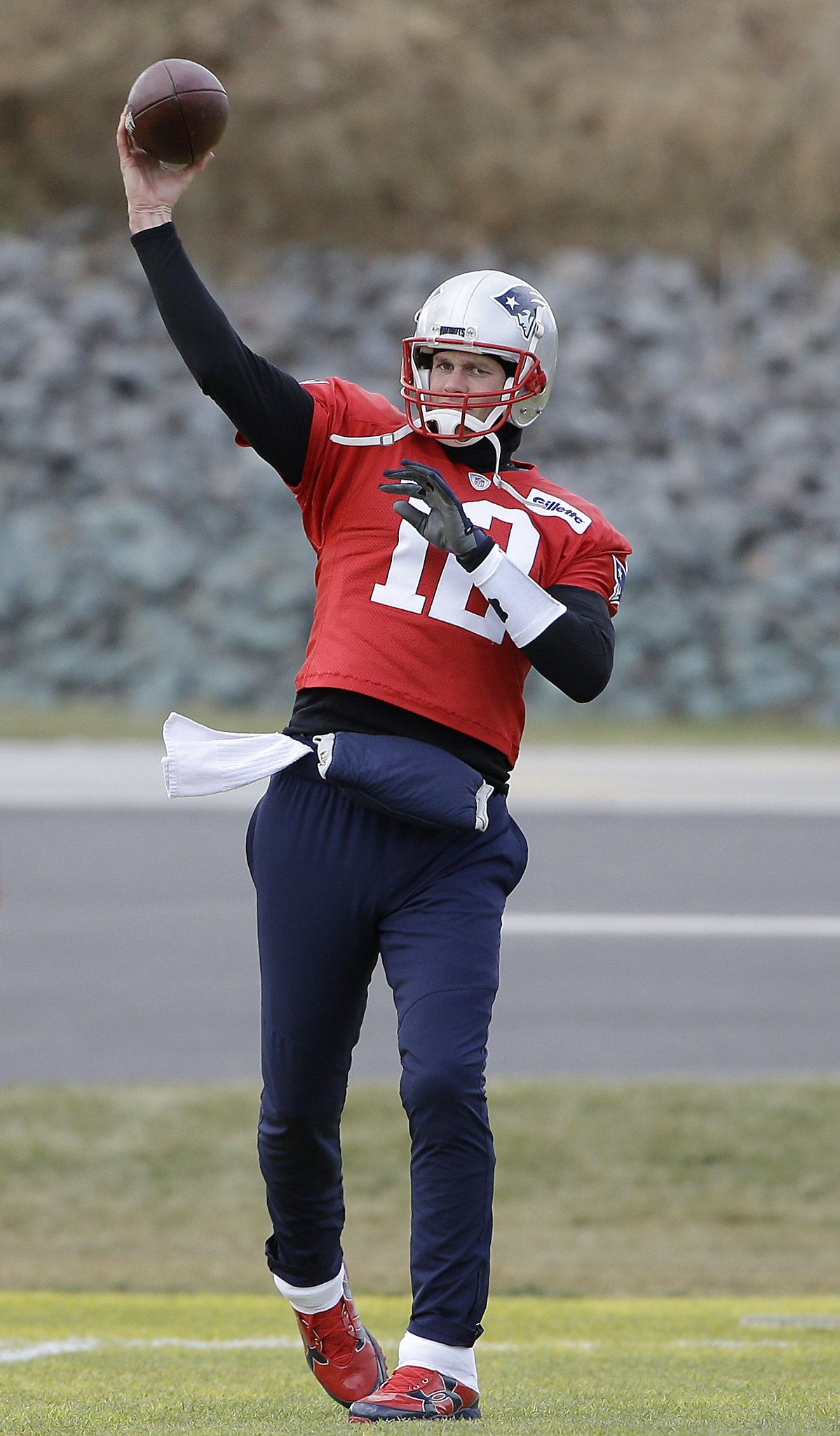 Tom Brady used to wear a wetsuit during cold weather games