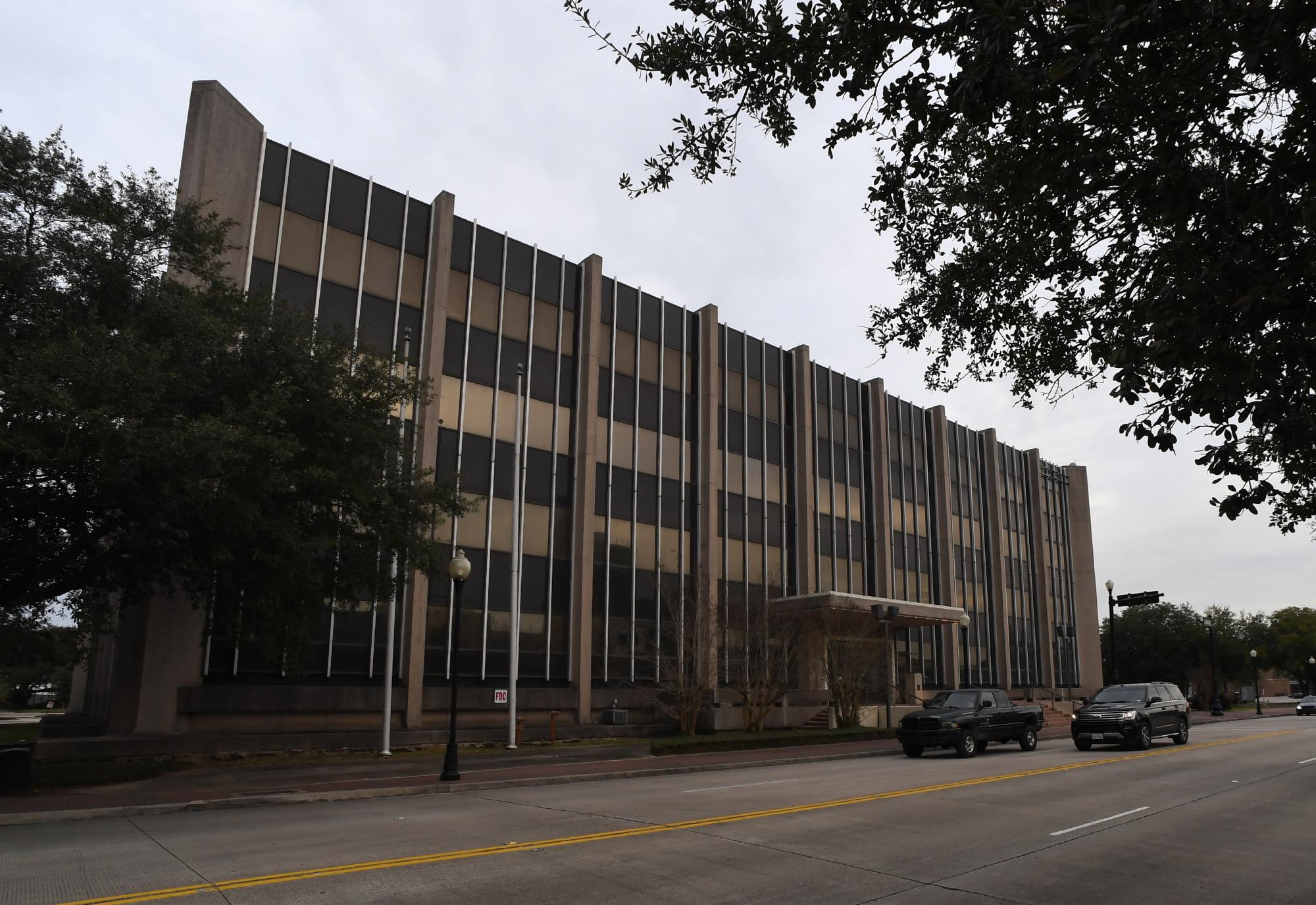 Council OKs plan to bid on AT&T building